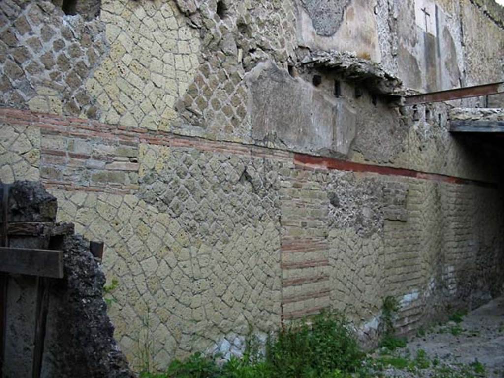 V.15 Herculaneum. May 2003. Looking north-west towards west wall of portico, under the room of the so-called cross.
Photo courtesy of Nicolas Monteix.